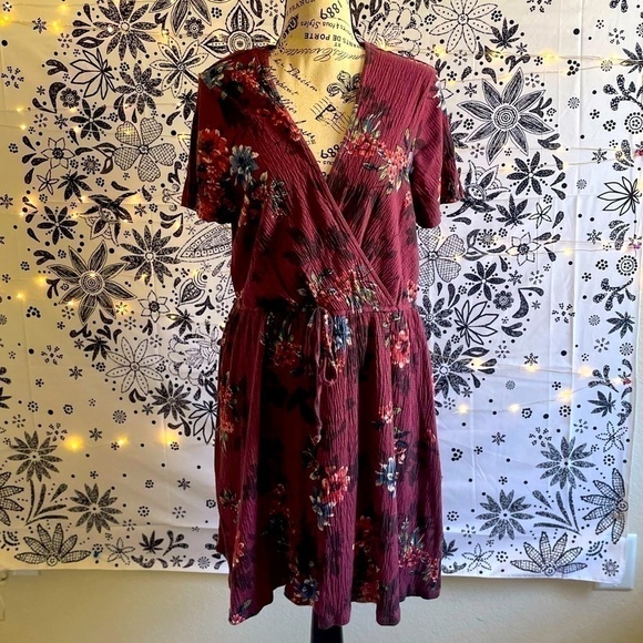 Crimson floral wrap tie short sleeve dress - Picture 2 of 6